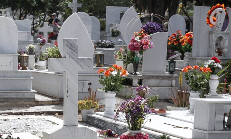 Καταγγελία στη Θεσσαλονίκη: “Κλέβουν μπουκάλια με λάδι από τα νεκροταφεία” 1 WkkOP8E4