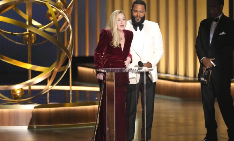 christina applegate emmys 2024 QUkpSYF5