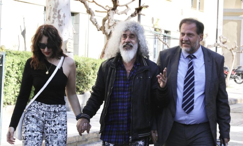 Γιοκαρίνης: Αγκαλιά με τη σύζυγό του μετά την αθώωση – Το φιλί και οι πρώτες δηλώσεις 1 GB6E33wa