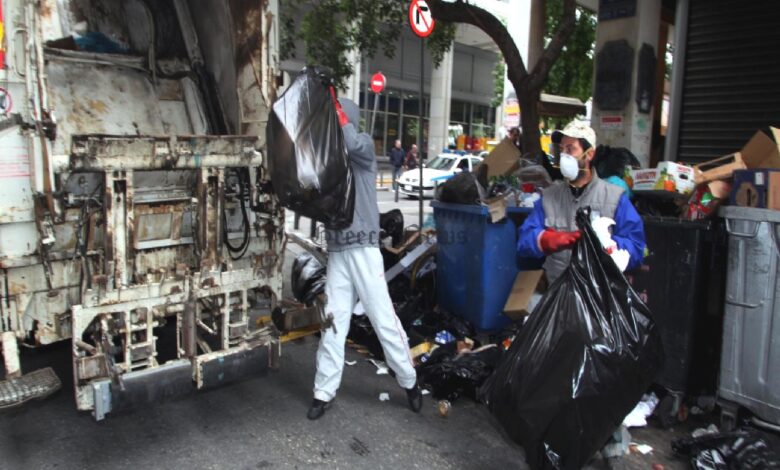Εργατικό ατύχημα στο Βόλο: Μπλέχτηκε το χέρι εργαζόμενης στον κάδο του απορριμματοφόρου 1 JxZBOhv9